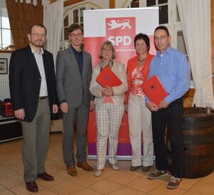 Die Jubilare Hanne Tschakert und Markus Wodopia mit Klaus-Peter Steininger, Lars Castellucci und Christiane Hütt-Berger