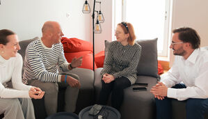 Daniel und Fabiola (Mitte) bei einer Team-Besprechung