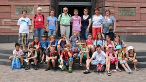 Teilnehmer Ferienspass vor dem Senckenbergmuseeum