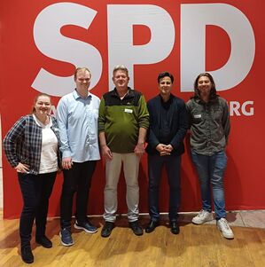 Der Ortsverein zusammen mit dem stellvertretenden Landesvorsitzenden Parsa Marvi, MdB.
