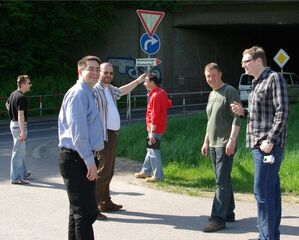 Vor der Autobahnunterführung in Richtung Rauenberg: Markus Wodopia (rote Weste) erläutert den Sachverhalt