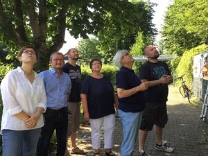 Fraktionsmitglieder bestaunen die Kunst auf den Filteranlagen