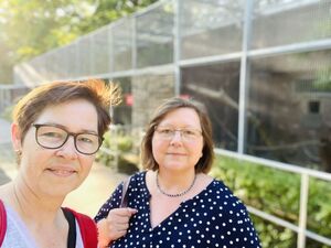 Stadträtinnen Dr. Andrea Schröder-Ritzrau und Petra Wahl bei einem Besuch im Walldorfer Tierpark