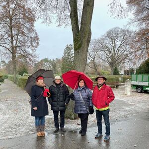 Friedhofbegehung, v.l.n.r.: Dr. Andrea Schröder-Ritzrau, Manfred Zuber, Petra Wahl, Lorenz Kachler