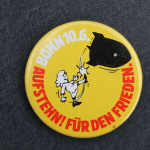 Aufstehen für den Frieden - Button von 1982 - noch immer aktuell