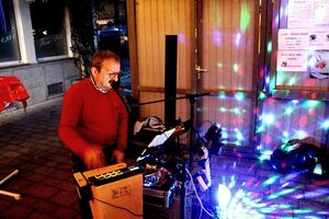 Stadtrat Lorenz Kachler macht Musik am SPD Stand