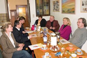 Lars Castellucci (3. v.l.), Ulla Haußmann (2. v.r)