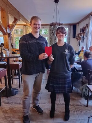 Nahm als neues Mitglied ihr Parteibuch vom Ortsvereinsvorsitzenden entgegen: Jana Meier (r.) und Stefan Gretzinger (l.).