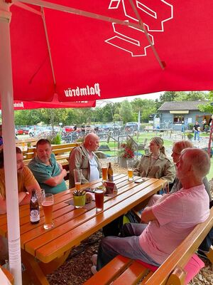 SPD-Landtagskandidatin Xenia Rösch (m.) im Gespräch.