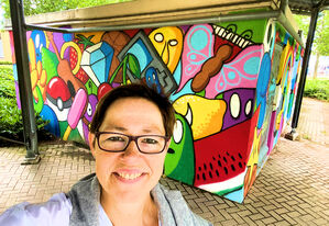 Andrea vor gelungenen Graffitis unserer Jugend