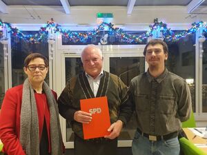 Gute Stimmung auf der Weihnachtsfeier: Dr. Andrea Schröder-Ritzrau, Prof. Dr. Wolfgang Werner und Dominik Frankmann.