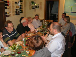 Bei der Weinprobe im "Weinbau Goldene Gans". Fachlich begleitet durch Karl-Friedrich Krämer