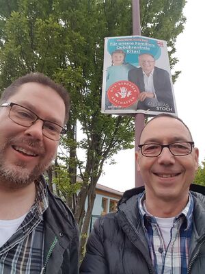 Markus Wodopia und Frank Rieger beim Infostand vor dem Eckertsbergkindergarten