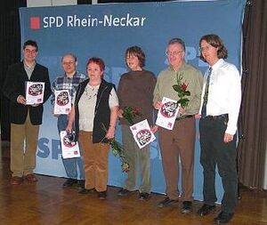 Alexander Lucas (li.) den Preis entgegegen.