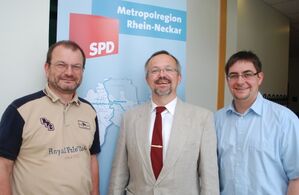 Klaus-Peter Steininger (li.) und Alexander Lucas (re.) vom SPD-Ortsverein Dielheim gratulierten Thomas Funk MdL (Mi.)